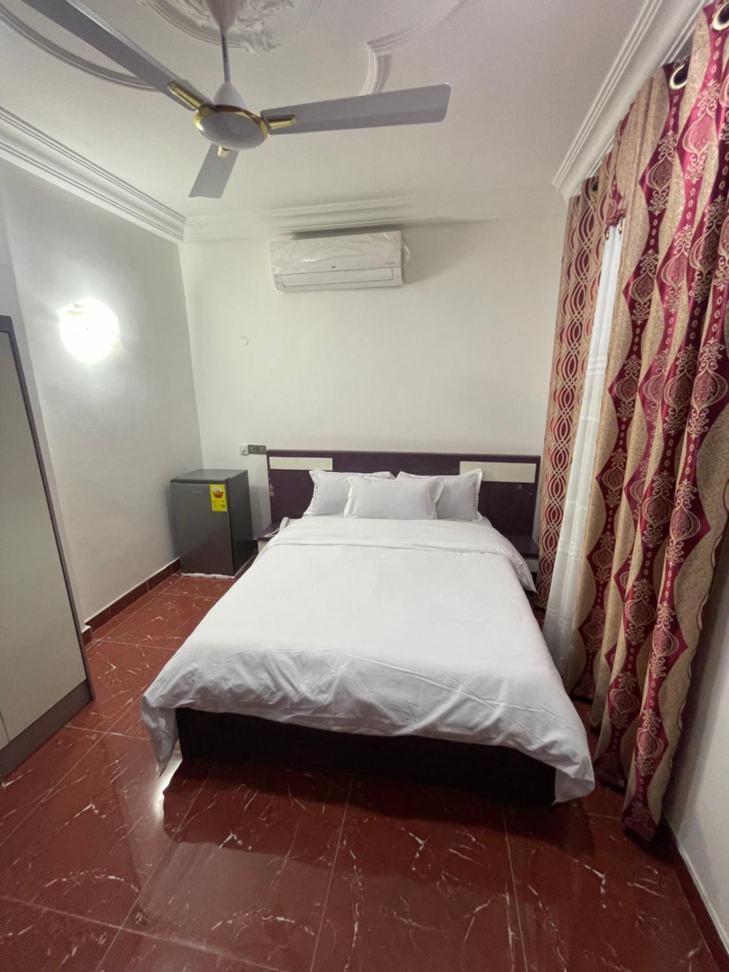 George Vee Hotel Ltd Кумасі Екстер'єр фото