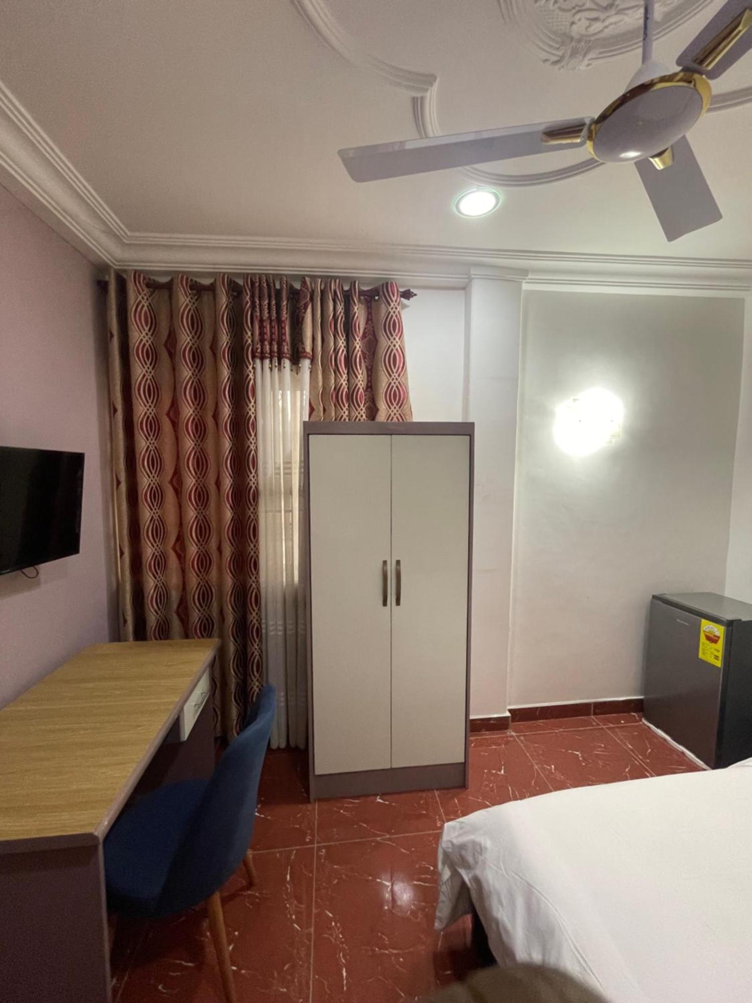 George Vee Hotel Ltd Кумасі Екстер'єр фото