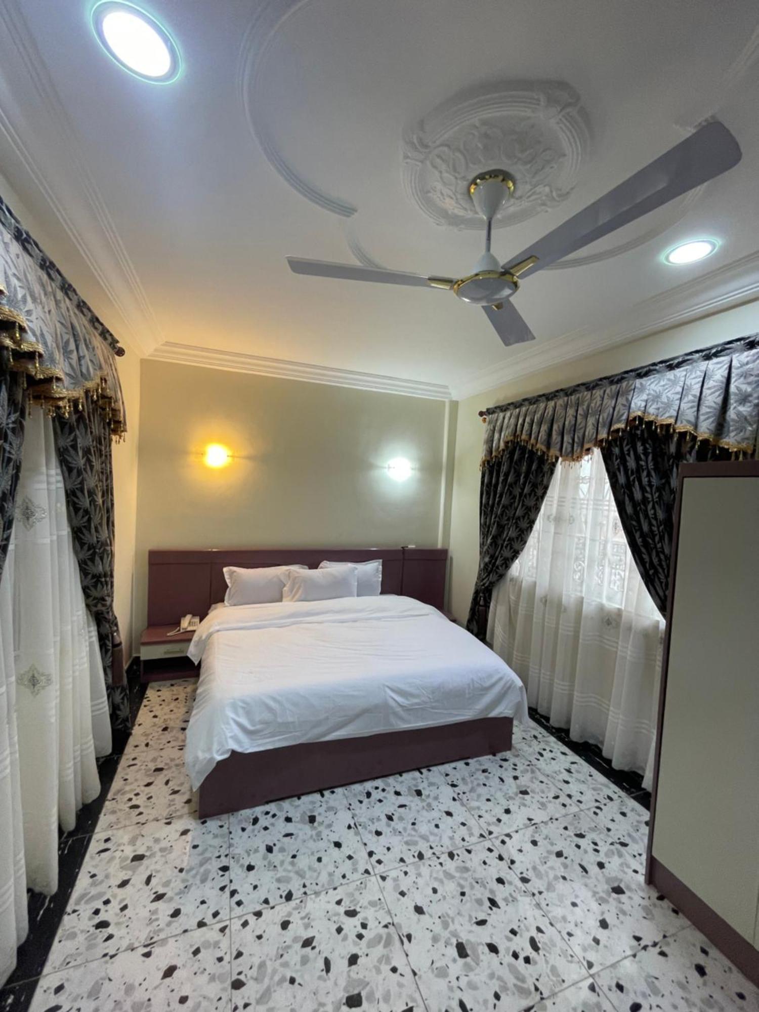George Vee Hotel Ltd Кумасі Екстер'єр фото